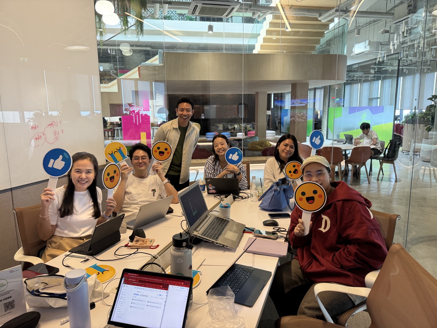Co-Thinking with AI, batch 1: Por and five students smiling with emoji reaction signs