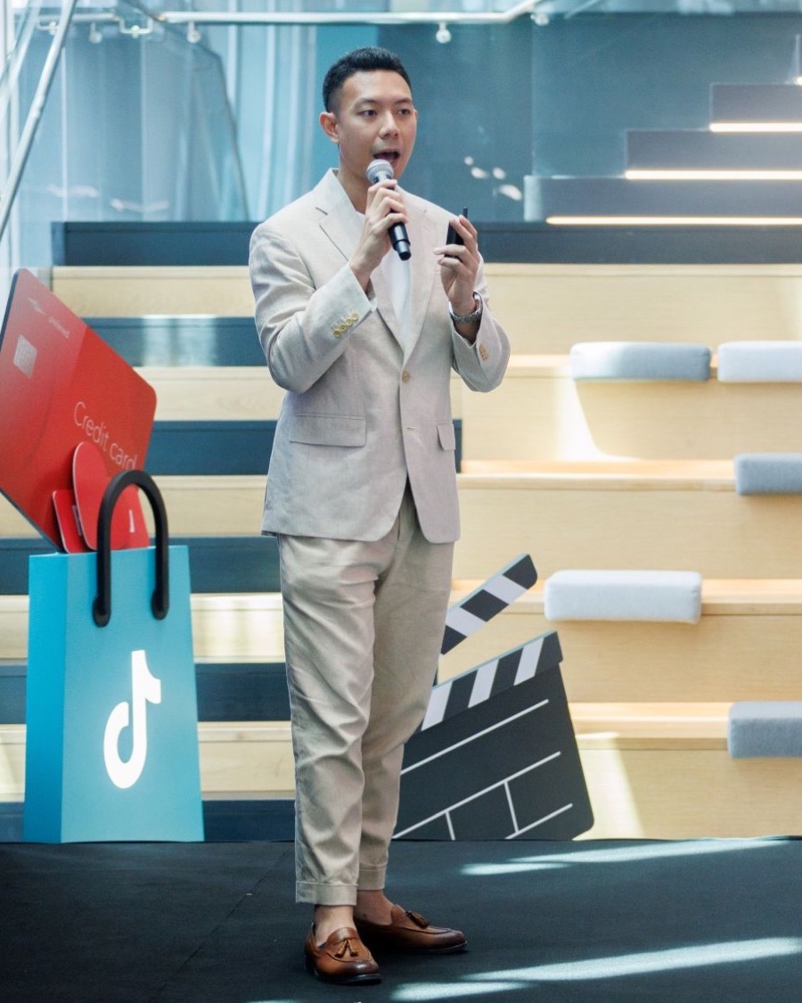 Por speaking with a microphone at an industry event